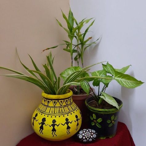 Clay Pot Painting Ideas Indian, Matka Painting Designs, Tulsi Pot Painting Ideas, Matka Decoration Pots Painting, Matka Painting, Flower Pot Decoration, Pot Decor, Indian Room Decor, Plant Pot Design