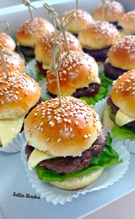 Γενέθλια Mickey Mouse, Mini Hamburgers, Simple Family Meals, Cheap Meal, Decorações Com Comidas, Party Food Buffet, Catering Ideas Food, Mini Burgers, Party Food Platters