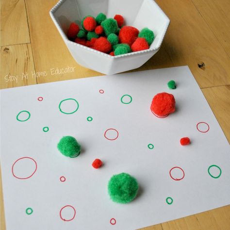 Sort and matching pom poms to teach measurement to preschoolers - Stay At Home Educator Preschool Measurement, Preschool Math Centers, Christmas Activities For Toddlers, Size Sorting, Preschool Christmas Activities, Cognitive Activities, Circle Time Activities, Christmas Preschool, December Activities