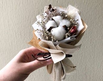 Cotton Flower Bouquet, Dried Cotton Flower, Origami Flower Bouquet, Wrap Flowers, Greeting Words, Flower Wrapping, Flower Bouquet Diy, Flower Box Gift, Cotton Flower