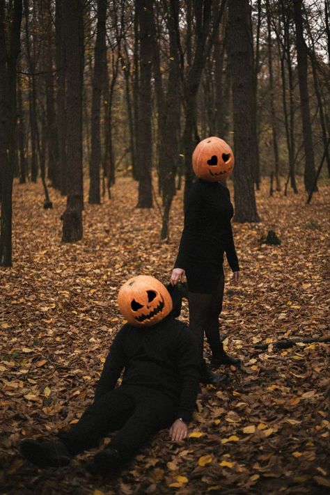 Romantic Halloween Photoshoot, Punkin Head Photo Shoot, Fall Halloween Photoshoot, Pumpkin Mask Photoshoot, Pumpkin Head Pics, Couples Halloween Photoshoot Ideas, Pumpkin Head Ideas, Couple Pumpkin Head Photoshoot, Pumpkin Couple Photoshoot