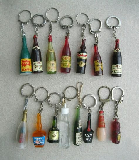 Souvenir Keychain, Clear Phone Case Design, Bottle Keychain, French Souvenirs, Cool Keychains, Inside My Bag, Dope Jewelry, Novelty Items, Popular Tattoos