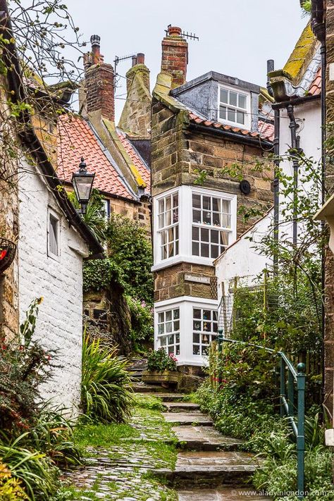 Prettiest Towns and Villages in Britain - 9 Places to Discover Beautiful Places In England, Robin Hoods, Narrow Street, Robin Hoods Bay, Places In England, Beaux Villages, Incredible Places, English Countryside, England Travel