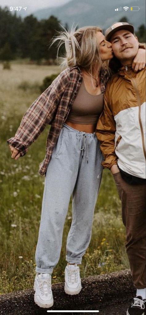 Fall Camping Trip Outfits, Cute Outdoor Outfit Winter, Hike Outfit Winter Aesthetic, Cute Casual Outdoor Outfits, Cute Exploring Outfits, Cute Comfy Bonfire Outfits, Retro Country Aesthetic Outfits, Cozy Fall Outfits Granola, Mountain Vibes Outfit