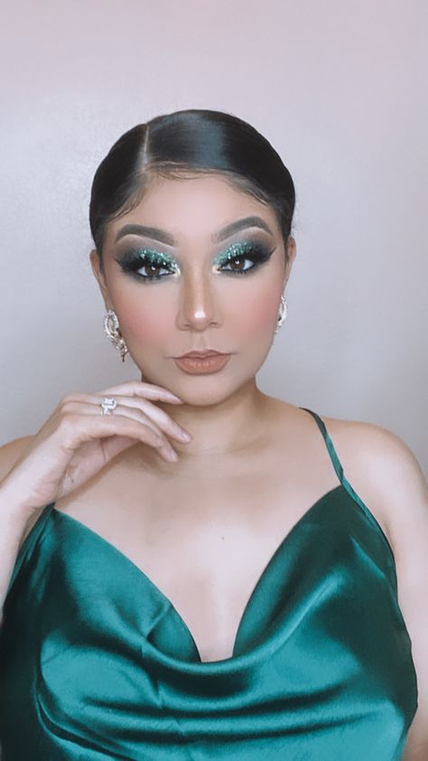 Silver Green Makeup, Green Sparkle Eyeshadow, Green And Silver Makeup Looks Black Women, Hunter Green Eyeshadow Looks, Green And Black Eyeshadow, Makeup Green Eyeshadow, Emerald Green Eyeshadow Looks, Emerald Green Make Up, Green And Silver Makeup