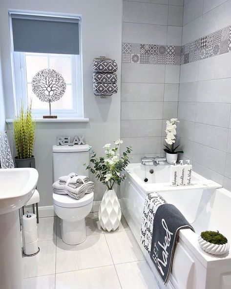 10 Ideas To Update Your Boring, Old, Tiny Bathroom Stylishly Update Small Bathroom, Small Space Bathroom, Old Bathroom, Bathroom Decor Luxury, Small Bathroom Makeover, Tiny Bathrooms, Bathroom Design Decor, Bathroom Inspiration Decor, Tiny Bathroom