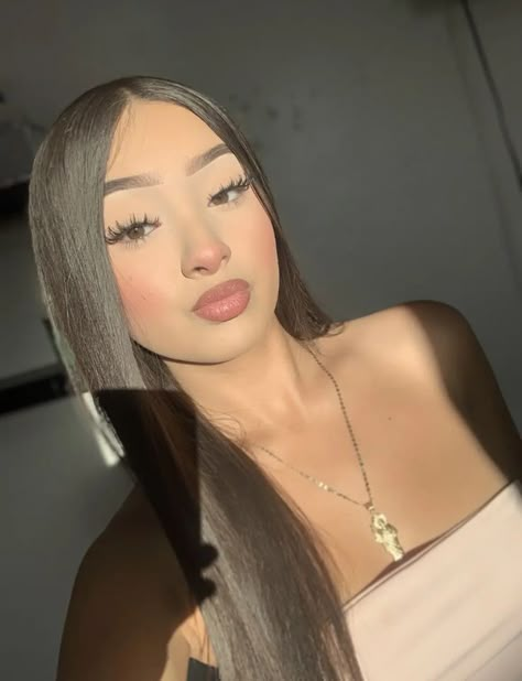 Cute Baddie Makeup Looks, Red Bitmoji Outfit, Latina Lash Extensions, Ig Baddie Makeup, Hispanic Makeup, Latina Makeup Looks, Latina Makeup, Pretty Makeup Looks, Face Makeup Tips