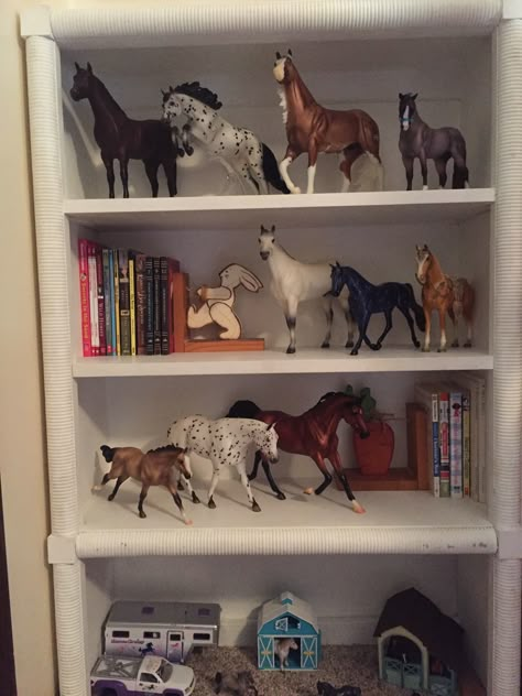 Breyer horse display Breyer Horse Display, Girl Horse Room, Horse Girls Bedroom, Horse Room Decor, Horse Girl Aesthetic, Horse Themed Bedrooms, Horse Bedroom, Cowgirl Room, Horse Room