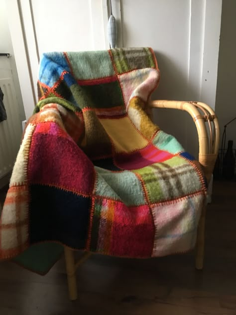 Wool Blanket Upcycle, Sweater Quilt, Clothes Upcycle, Upcycle Diy, Woollen Blankets, Recycled Sweaters, Patchwork Blanket, Wool Quilts, Old Sweater