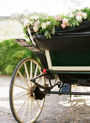 Horse And Carriage Wedding, Wedding Getaway Car, Horse Drawn Carriage, Wedding Carriage, Horse Wedding, Wedding Transportation, Glamour Vintage, Wedding Exits, Boda Mexicana