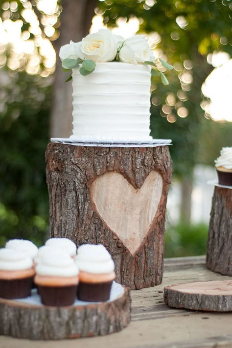 Diy Wedding Cake Table, Rustic Cake Tables, Diy Wedding Cake Stand, Rustic Wedding Desserts, Tree Stump Cake, Diy Cake Stand, Big Wedding Cakes, Country Wedding Cakes, Wedding Cake Stand