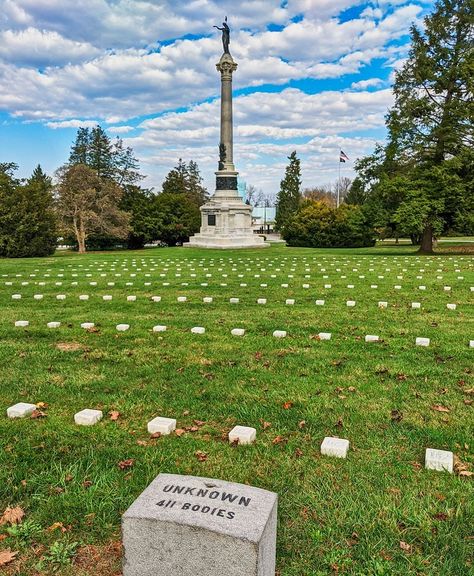 The graves of unknown Union soldiers at the Soldiers National Cemetery in Gettysburg. Gettysburg National Military Park, Gettysburg Battlefield, Gettysburg Address, Battle Of Gettysburg, Union Soldiers, National Cemetery, Roadside Attractions, Before Sunrise, Visitor Center