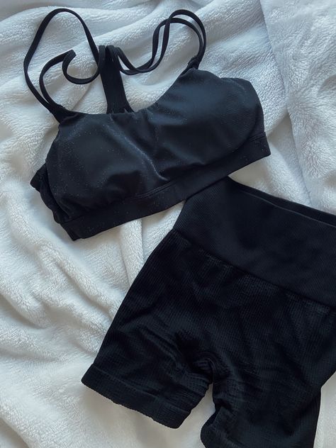 Black Workout Set Aesthetic, Black Workout Set, Black Workout Outfit, Black Workout Clothes, Wellness Era, Black Gym Outfit, Unsleeping City, Luxurious Aesthetic, Cassandra Cain