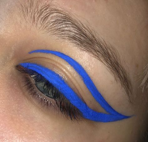 Graphic Liner Ideas, Graphic Liner Looks, Graphic Liner Makeup, Neon Eyeliner, Bday Makeup, Liner Ideas, Peacock Colours, Makeup Looks To Recreate, Eid Makeup