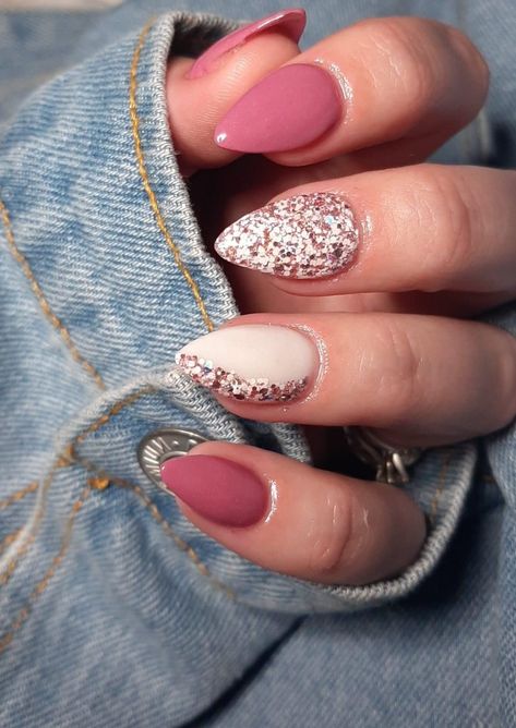 Pretty Nail Ideas Acrylic Almond, Gel Polish Nail Designs For Wedding, September Nails Designs Coffin, Feb Birthday Nails, Sparkly Fall Nail Designs, Short Almond Nails January, Fall Nails 2023 Glitter, Pink Nail Dip Ideas, Fall Nails With Sparkle