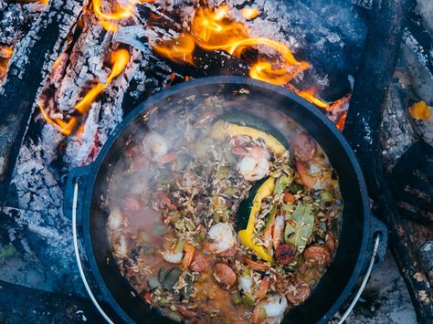 Campfire Jambalaya, Healthy Camping Food, Campfire Desserts, Dutch Oven Camping, Camping Dinners, Jambalaya Recipe, Dutch Oven Cooking, Campfire Food, Cast Iron Dutch Oven