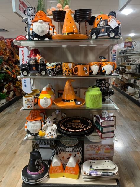 Tj Maxx Decor, Halloween Apartment, Pumpkin Carver, Fall Room Decor, Display Tables, Fall Room, Halloween 5, Diy Pictures, Candy Decorations