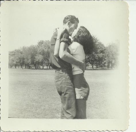 vintage everyday: Vintage Sweet Love – 41 Romantic Snapshots of Honey Kisses from between the 1930s and '50s Teenage Couples, Old Fashioned Love, Vintage Kiss, Vintage Couples, Vintage Romance, Love Kiss, L Love You, Kissing Couples, Old Love