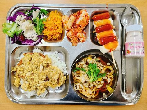 My Korean School Lunch Of Udon, Egg And Pork Cutlet Deopbap, And Various Banchan Korean School Food, Udon Egg, Korean School Lunch, Foods Korean, Korean Lunch, Packed Food, Korea Cafe, Lunch School, Best Korean Food