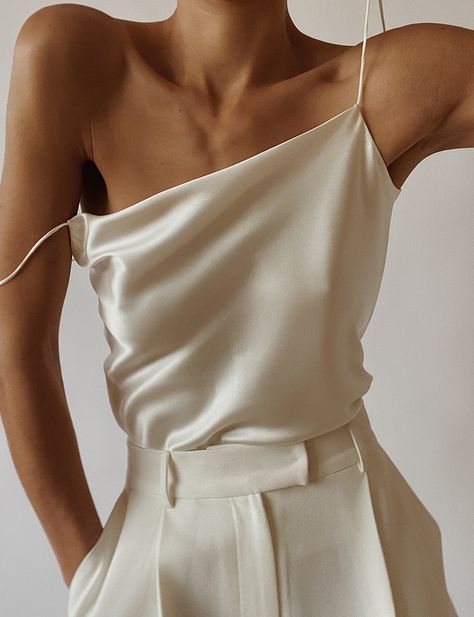 Black Cami Crop Top, Satijnen Blouses, Skandinavian Fashion, Alexandre Vauthier, Looks Street Style, Black Camis, Vest Fashion, Mode Inspo, White Silk