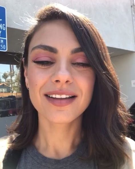 Mila Kunis Selfie Picture, Mila Kunis Selfie, Mila Kunis Without Makeup, Mila Kunis Videos, Jennifer Aniston Videos, Broken Iphone, Christ Tattoo, Shopify Business, Stylish Artwork