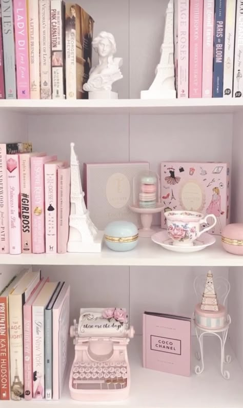 Coquette Room Shelves, Pink Aesthetic Bookshelf, Coquette Bookshelf Aesthetic, Girly Shelf Decor, Pink Library Room, Bridgerton Room Decor, Book Shelf Inspo Aesthetic, Princess Bookshelf, Girly Bookshelf