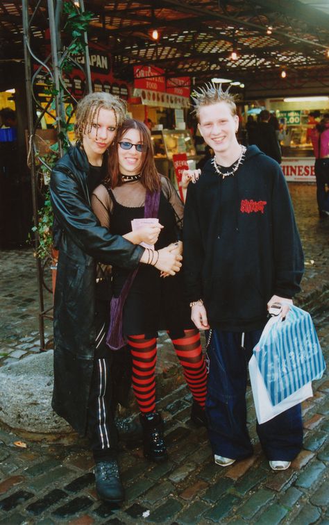 Camden Market crew in the 90s 90s Mall Goth Aesthetic, Mall Goth Fashion, Mall Goth Outfits, Mall Goth Aesthetic, 90s Mall Goth, 2000s Mall Goth, Village Witch, Skater Fits, 2000s Men