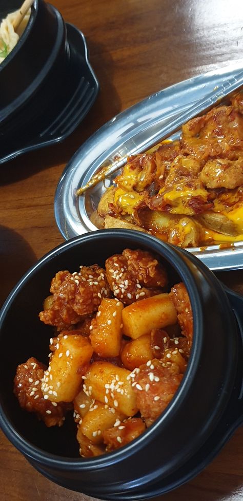 #07 #aesthetic #koreanfood #chicken #tteokbokki Chicken Tteokbokki, Korean Chicken, Korean Food, Fried Chicken, Taste Buds, Yummy Food, Chicken, Quick Saves, Kawaii