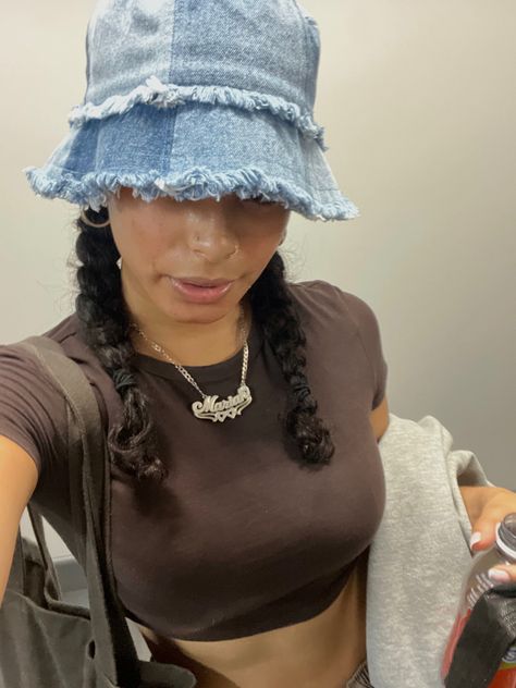 Bucket Hat Braids, Hat Hairstyles Black Women, Bucket Hat With Braids, Hat And Curly Hair, Bucket Hat Outfit Aesthetic, Bucket Hat Hairstyles, Outfit With Bucket Hat, Hat With Braids, Bucket Hat Outfit