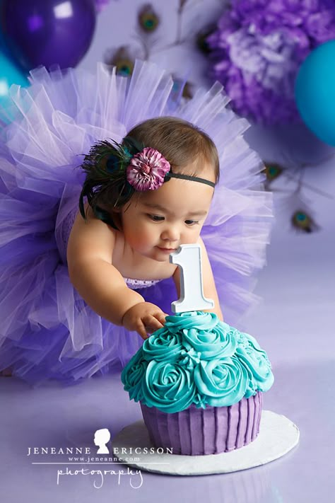 NIÑOS.....❤ Smash Quotes, Cupcake Cake Smash, Cake Smash Girl, Giant Cupcake Cake, Giant Cupcake Cakes, Her First Birthday, Smash Cakes, 1st Birthday Pictures, Cupcakes Ideas