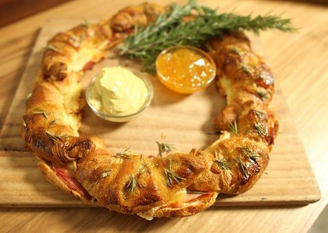 Ham and Cheese Croissant Wreath recipe - The Cooks Pantry Croissant Wreath, Wreath Recipe, Croissant Roll, Holiday Party Appetizers, Ham And Cheese Croissant, Cheese Croissant, Easy Ham, Christmas Ham, Christmas Morning Breakfast