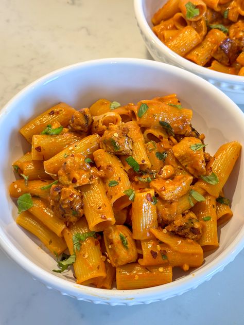 Spicy Chicken Vodka Pasta Vodka Pasta With Chicken, Chicken Vodka Pasta, Pasta Gigi Hadid, Spicy Vodka Pasta, Creamy Vodka Sauce, Pasta Alla Vodka, Cottage Cheese Breakfast, Chicken Katsu Curry, Butternut Squash Sauce