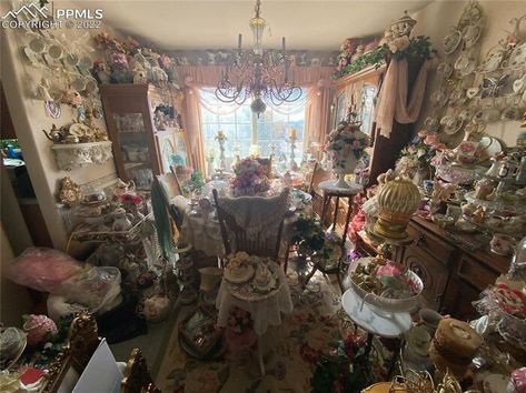 Hoarder Room Aesthetic, Hoarding Aesthetic, Hoarder Aesthetic, Loretta Core, Feminine Punk, Kittys Room Backrooms, Kitty Room Backroom, Hoarder House, Weird Decor