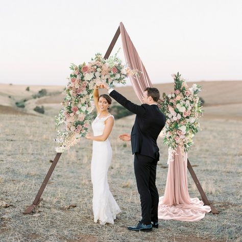 Wooden Arch Wedding, Wooden Wedding Arch, Simple Wedding Arch, Green Wedding Centerpieces, Wedding Decorations Diy Centerpiece, Ceremony Arch Decor, Wooden Wedding Arches, Boho Wedding Arch, Pink Green Wedding