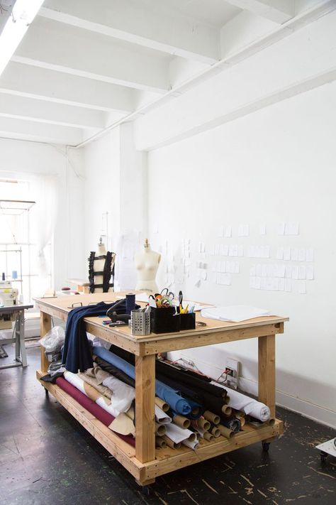 sewing workspace Designers Workspace, Sewing Workspace, Workspace Diy, Design Studio Workspace, Sewing Room Inspiration, Art Studio Space, Fashion Designer Studio, Sewing Room Design, Workspace Design