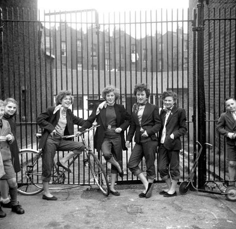 1950's British Teddy Girls, post war working class teenage girl gangs (Teddy Boys were the counter part). 1950s Girl, North Kensington, Ken Russell, 50s Outfits, Teddy Girl, Youth Subcultures, Sock Hop, Teddy Boys, Joan Collins