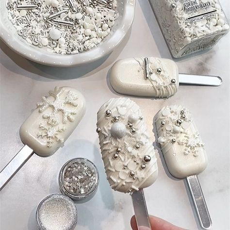 @tallgirlbakes: "Winter White Cakesicles! 🤍❄️✨ . These were covered in shimmery white prism powder from…" White And Silver Treats, Winter Wonderland Cakesicles, Silver Desserts, White Cakesicles, Popsicles Cake, White Cake Pops, 17th Birthday Ideas, White Desserts, Fancy Sprinkles