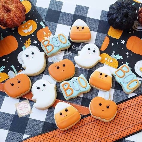 Package Cookies, Ghost Sugar Cookies, Mini Sugar Cookies, Postres Halloween, Farm Cookies, Pumpkin Candy Corn, Halloween Cookies Decorated, Cookie Maker, Halloween Sugar Cookies