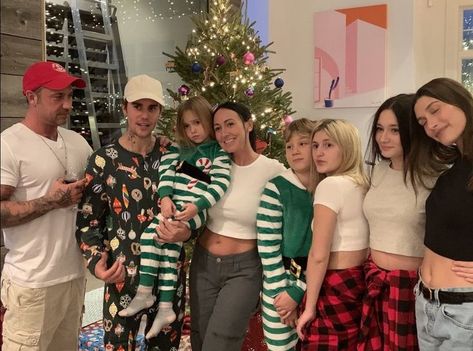 justin bieber with family Peaches Singer, Jaxon Bieber, Baldwin Family, Justin Bieber Family, Pattie Mallette, All About Justin Bieber, Justin Hailey, Justin Beiber, Social Media Stars