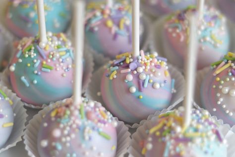 Birthday Party Cake Pops, Diy Unicorn Cake, Easy Unicorn Cake, Unicorn Birthday Party Cake, Rainbow Cake Pops, Unicorn Ideas, Unicorn Cake Pops, Baking Challenge, Sugary Treats