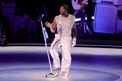 See Usher's 2024 Super Bowl Halftime Performance Outfits Super Bowl Outfit, Super Bowl Halftime Show, Jermaine Dupri, Super Bowl Halftime, Lil Jon, World Heavyweight Championship, Halftime Show, Birthday Fits, Vanity Fair Oscar Party