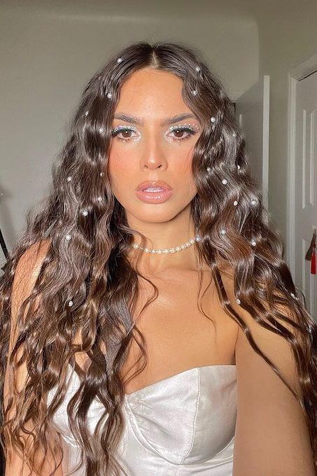 golden brown hair, honey brown hair, 2023 hair trends for women, light caramel hair Maquillage Yeux Cut Crease, Make Carnaval, Concert Hairstyles, Fest Outfits, Fairy Hair, Club Hairstyles, Eras Tour Outfit, Rock In Rio, Eras Tour Outfits