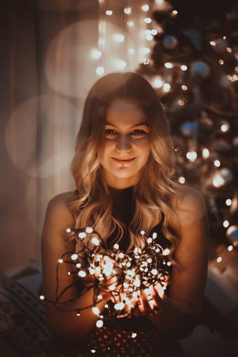 Christmas Photoshoot Business, Winter Indoor Photoshoot Ideas, Christmas Portraits Woman, Christmas Photoshoot Woman, Christmas Selfie Ideas, Christmas Photoshoot Ideas At Home, Christmas Light Photoshoot, Creative Christmas Photoshoot, Indoor Christmas Photoshoot