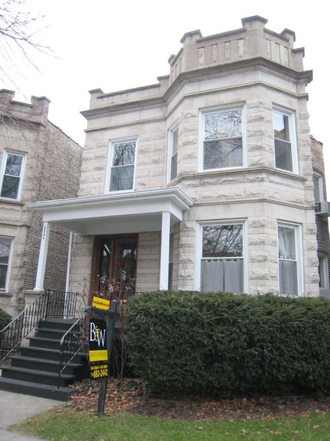 Chicago greystone Chicago Greystone, Cool House, Chicago House, Old Mansions, Chicago Travel, Chicago Architecture, Brick Facade, Victorian Houses, Row House