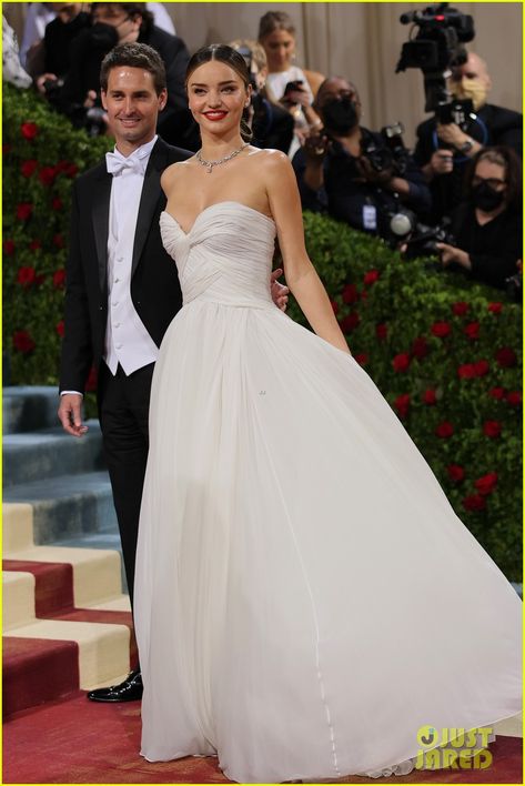 Miranda Kerr & Husband Evan Spiegel Make a Perfect Pair at Met Gala 2022 Miranda Kerr And Evan Spiegel, Miranda Kerr Wedding Dress, Miranda Kerr Style 2023, Miranda Kerr 2023, Miranda Kerr Husband, Miranda Kerr Red Carpet, Miranda Kerr Outfits, Miranda Kerr Street Style, Red Carpet Couples