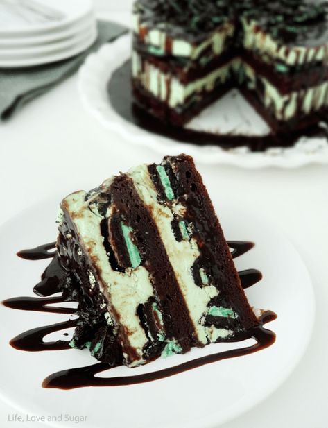 Snickers Ice Cream Cake, Ice Cream Brownie, Beignets Cuits, Life Love And Sugar, Brownie Ice Cream Cake, Cake Batter Ice Cream, Oreo Brownie, Mint Desserts, Mint Chocolate Ice Cream