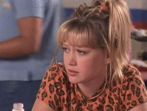 Outfit - Lizzie McGuire Animal Prints Lizzie Mcguire Outfits, 2000s Hairstyles, Weird Fashion Trending, Throwback Outfits, Y2k Hairstyles, Hillary Duff, Early 2000s Fashion, Tv Show Outfits, Hair Icon