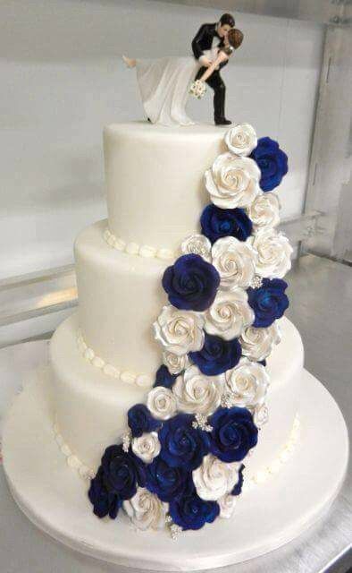 Wedding Cake Navy, Creative Wedding Cakes, Floral Wedding Cake, Floral Wedding Cakes, Royal Blue Wedding, Wedding Cakes Blue, Amazing Wedding Cakes, White Wedding Cakes, Cool Wedding Cakes