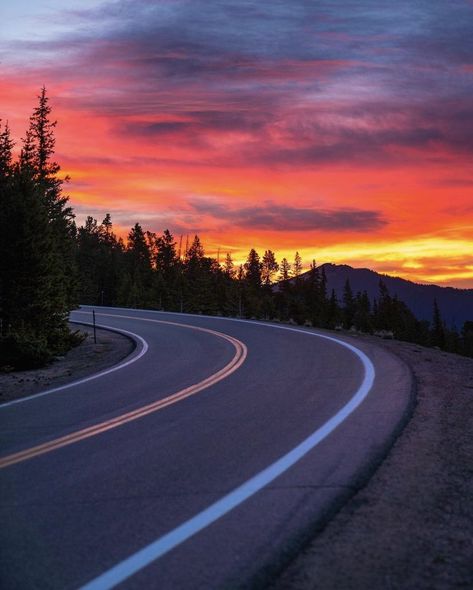 Road Trip Colorado, Oil Pastel Ideas, Racing Artwork, Bright Landscape, Colorful Objects, Sunset Paintings, Country Sunset, Relax Nature, Road Painting