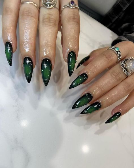 Poison Ivy Nails, Nail Art Vert, Stilleto Nails Designs, Emerald Nails, Witch Nails, Green Acrylic Nails, Dark Green Nails, Witchy Nails, Sharp Nails